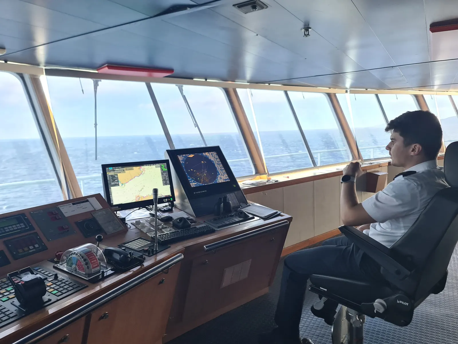 Capitán en el puente durante la navegación
