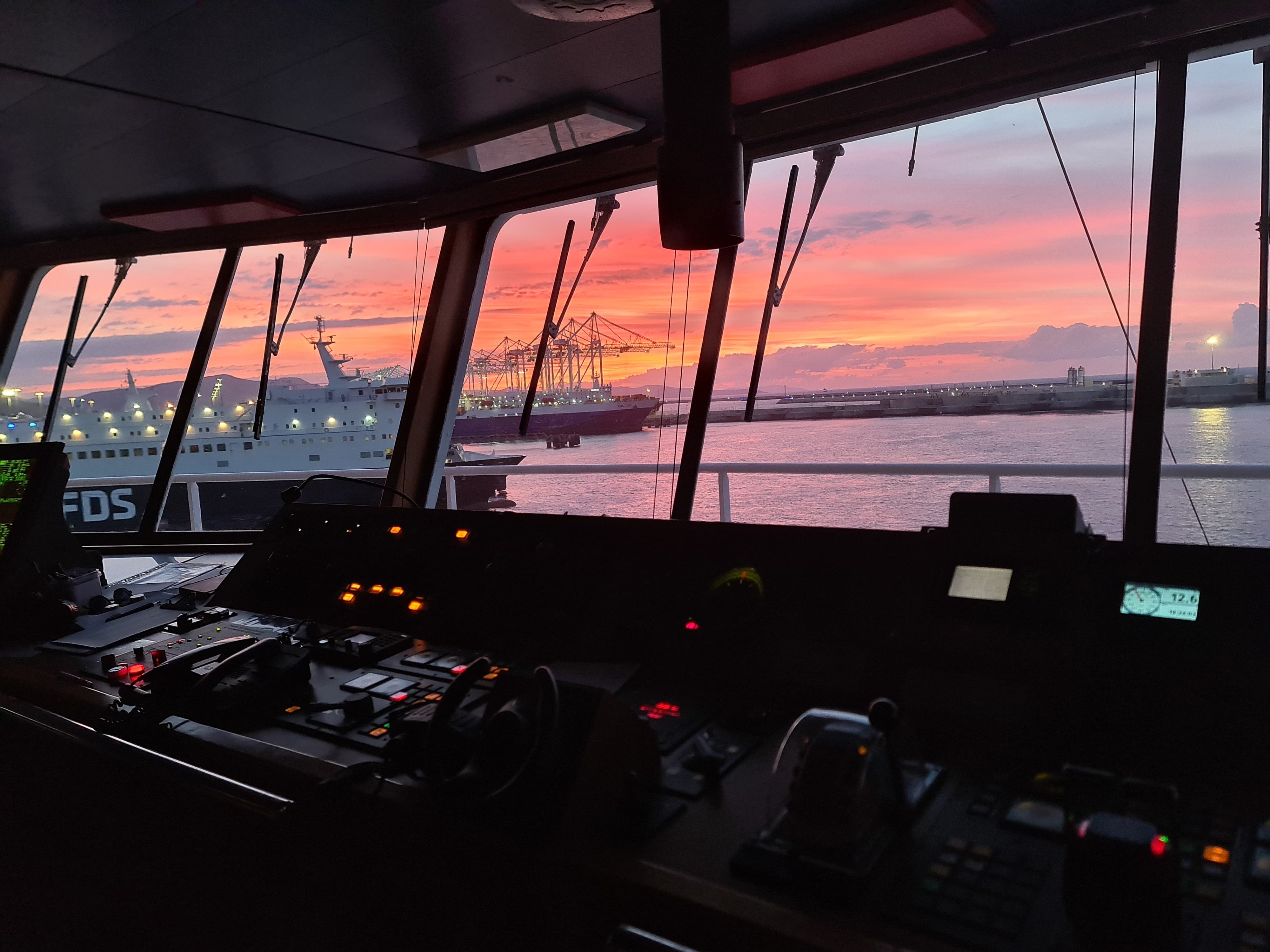 Puente de navegación al atardecer durante operaciones marítimas