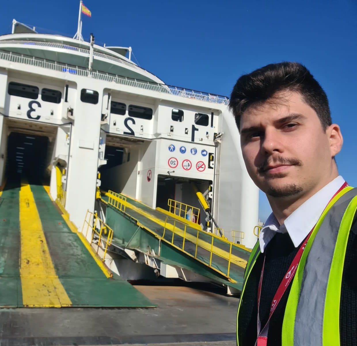 Eduard Buzatu Istrate durante operaciones de ferry y rampas