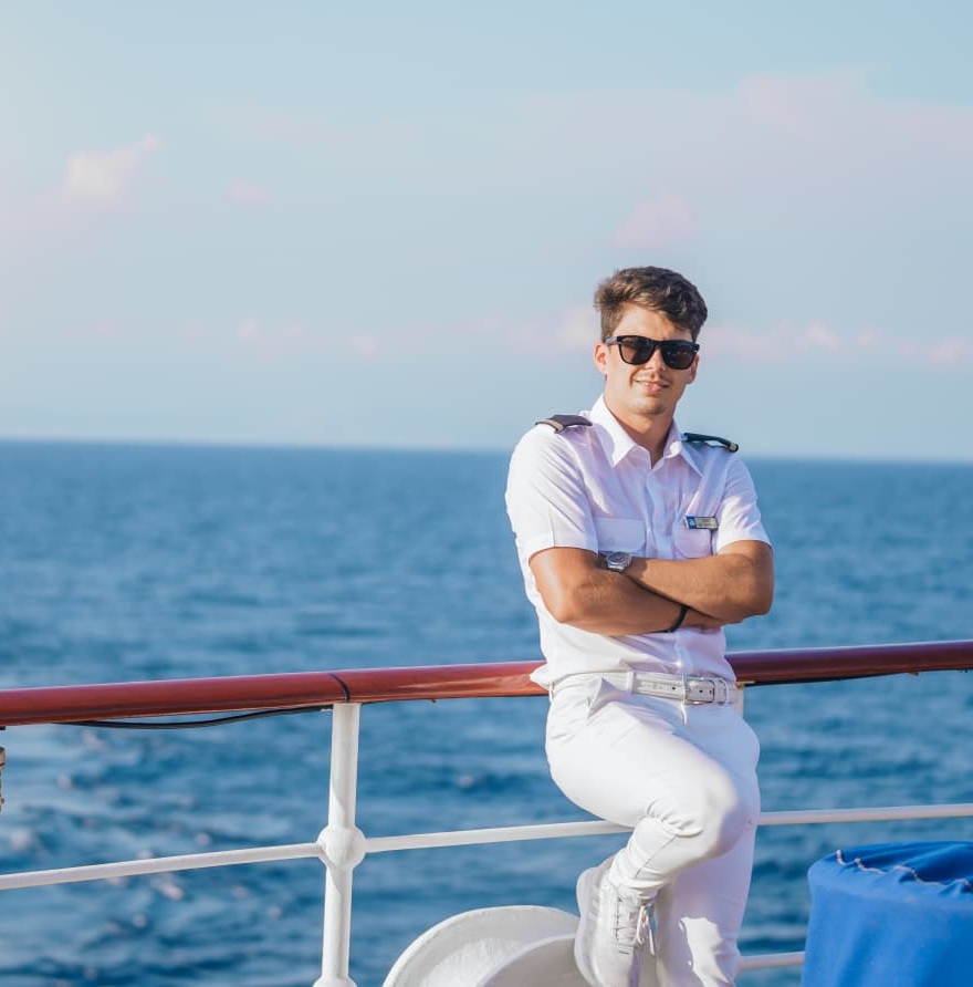 Eduard Buzatu Istrate con uniforme de oficial en el mar