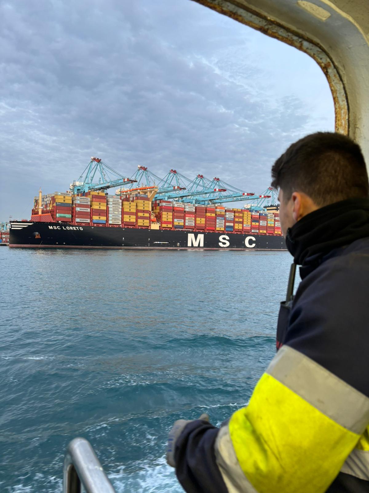 Eduard Buzatu Istrate observando operaciones en un puerto comercial