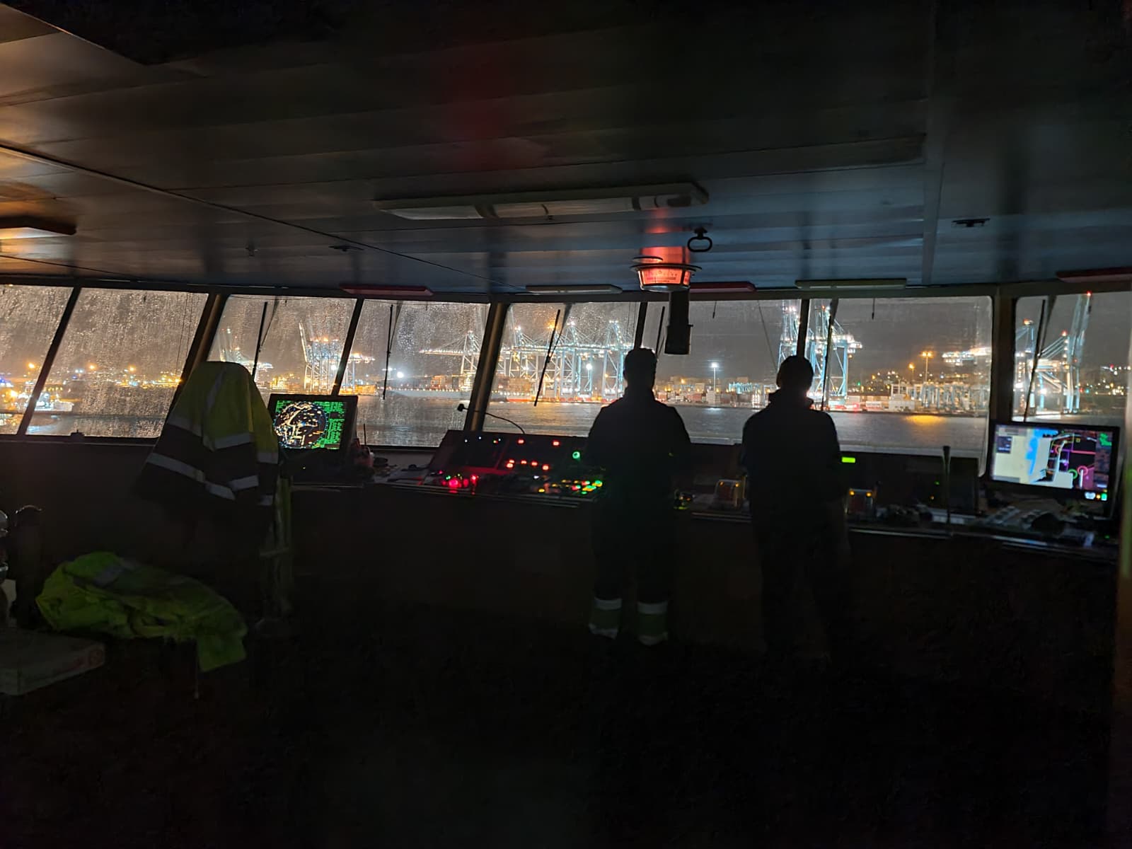 Guardia nocturna en el puente de navegación durante operaciones portuarias