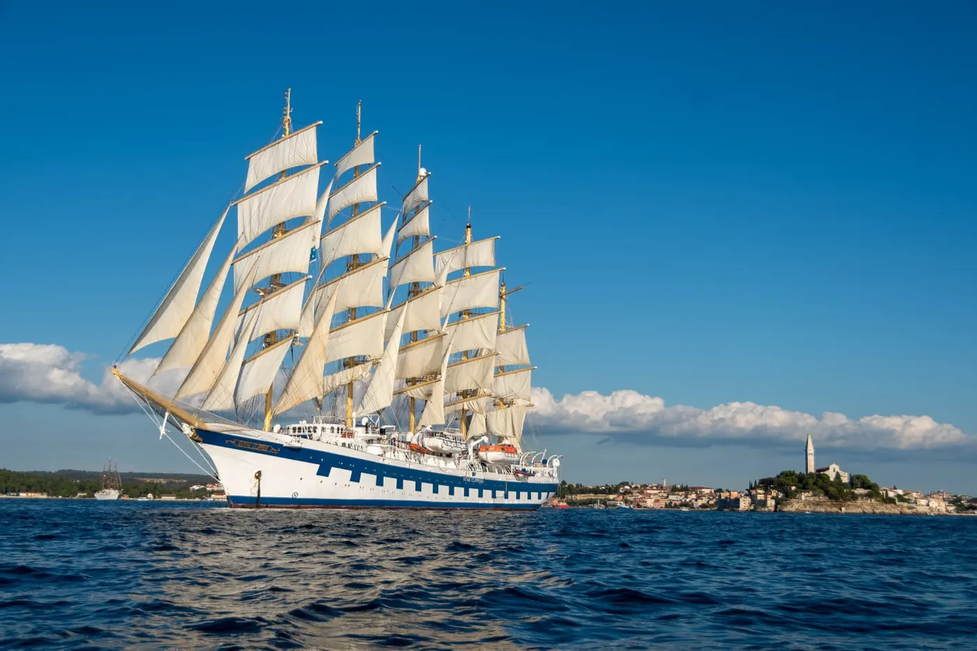 Velero grande navegando en el mar