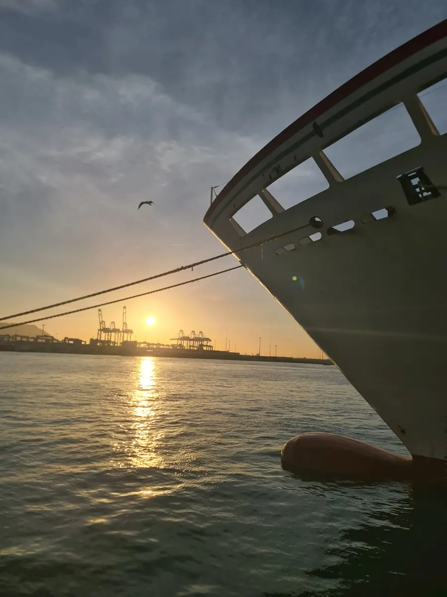 Vista del mar durante navegación al atardecer